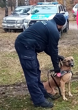 Policjant wraz z psem służbowym policyjnym