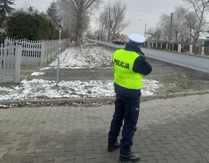 Policjant ruchu drogowego podczas kontroli prędkości poruszających się pojazdów