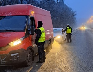 Policjanci podczas działań na drodze