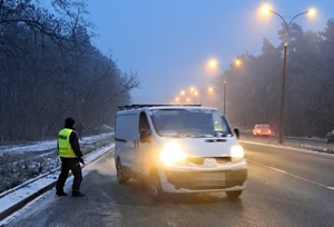 Policjanci podczas działań na drodze