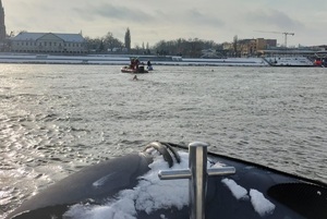 Policjanci podczas zabezpieczania imprezy