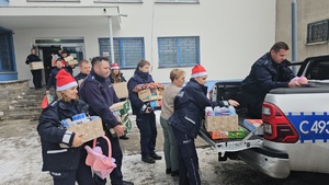 Policjanci podczas pakowania i przekazywania prezentów