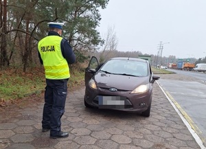 Policjant ruchu drogowego podczas kontroli pojazdu