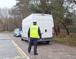 Policjant ruchu drogowego podczas kontroli pojazdu