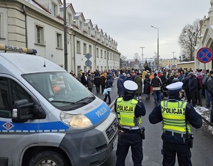 Policjanci podczas zabezpieczania przemarszu