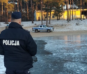 Policjanci podczas kontroli akwenów