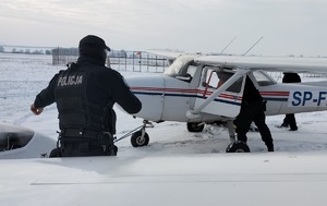 Policjanci podczas ćwiczeń na lotnisku