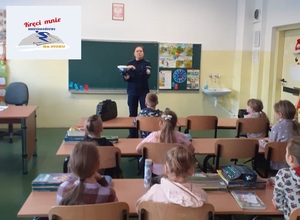 Policjantka podczas spotkania z dziećmi w klasie