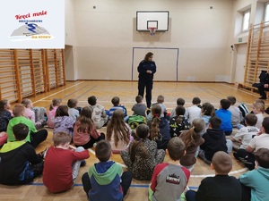 Policjantka podczas spotkania z dziećmi na terenie szkoły