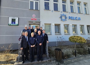 Policjanci i samorządowcy podczas spotkania w budynku komisariatu Policji
