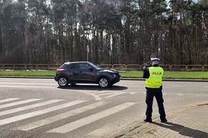 Policjant podczas działań na drodze