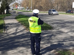 Policjant podczas działań na drodze