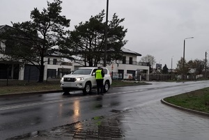 Policjanci podczas działań na drodze