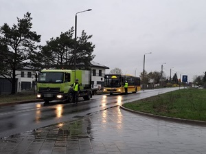 Policjanci podczas działań na drodze