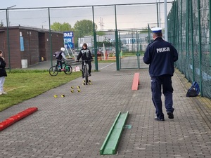 Policjanci podczas turnieju bezpieczeństwa w ruchu drogowym