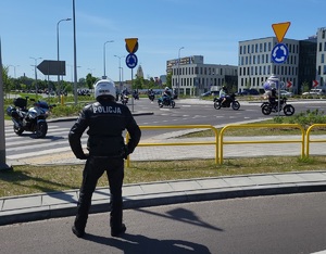 Policjanci ruchu drogowego podczas zabezpieczania imprezy motocyklowej