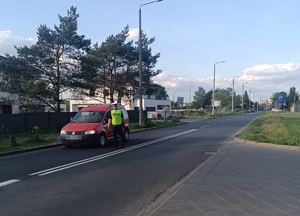 Policjant podczas kontroli trzeźwości kierujących