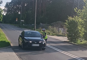 Policjant podczas kontroli trzeźwości kierujących