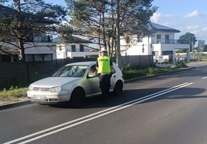 Policjant podczas kontroli trzeźwości kierujących