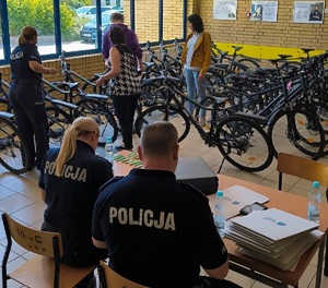 Policjanci podczas znakowania rowerów i przekazania kamizelek odblaskowych