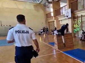 Policjant podczas zajęć sportowych