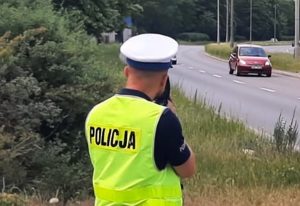 Policjanci podczas kontroli na drogach