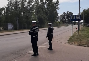 Policjanci podczas kontroli na drogach