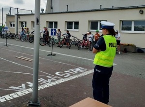 Policjanci podczas egzaminu na kartę rowerową na terenie szkoły