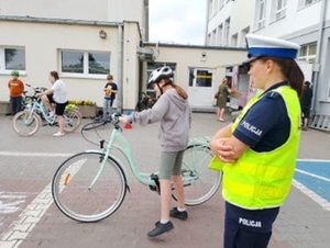 Policjanci podczas egzaminu na kartę rowerową na terenie szkoły