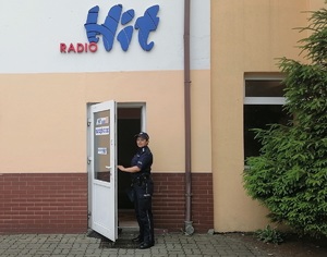 policjantka podczas wizyty w studiu radiowym