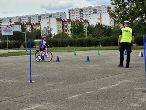 Policjant podczas egzaminu na kartę rowerową.