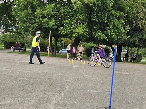 Policjant podczas egzaminu na kartę rowerową.