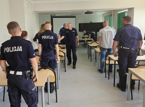 Spotkanie młodych policjantów z kadrą kierowniczą na terenie jednostki