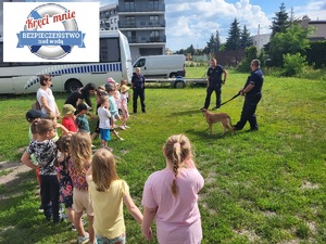 Wycieczka dzieci na terenie komendy