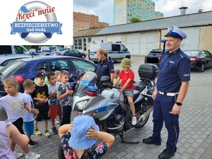 Wycieczka dzieci na terenie komendy