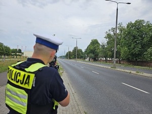 Policjant ruchu drogowego podczas działań na drodze