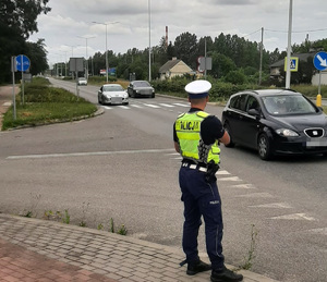 Policjant ruchu drogowego podczas kontroli prędkości