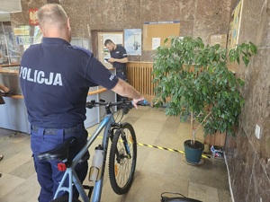 Policjanci znakują rowery na terenie komendy