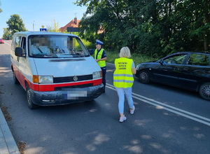 Policjanci i pracownicy sanepidu podczas wspólnych działań na drodze rozdają ulotki