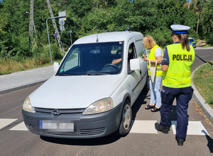 Policjanci i pracownicy sanepidu podczas wspólnych działań na drodze rozdają ulotki