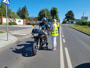 Policjanci i pracownicy sanepidu podczas wspólnych działań na drodze rozdają ulotki