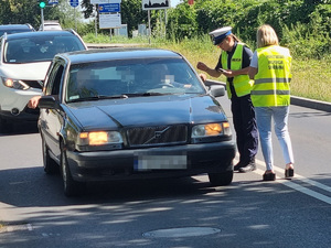 Policjanci i pracownicy sanepidu podczas wspólnych działań na drodze rozdają ulotki