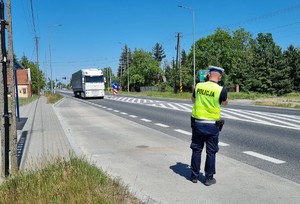 Policjant podczas pomiaru prędkości