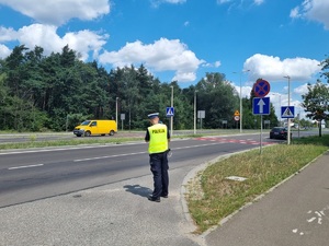 Policjant podczas mierzenia prędkości