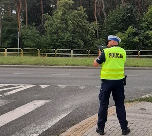 Policjant podczas mierzenia prędkości pojazdów