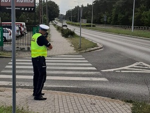 Policjant podczas mierzenia prędkości pojazdów