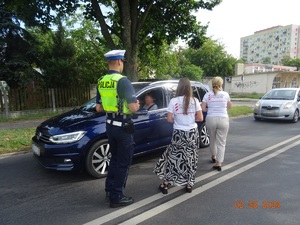 Działania policjantów i pracowników kolei na przejeździe kolejowym we Włocławku