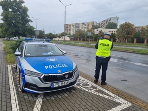 Policjant podczas czynności na drodze