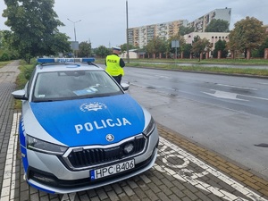 Policjant podczas czynności na drodze