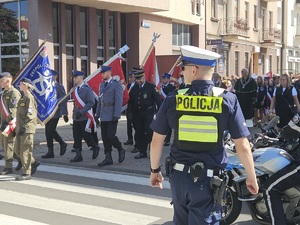 Policjanci podczas uroczystości pod pomnikiem